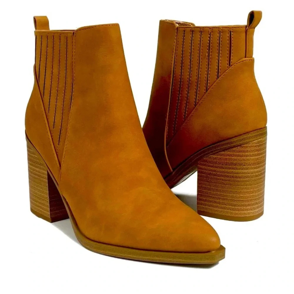 PLEATHER BOOTIES IN CAMEL size 6 1/2